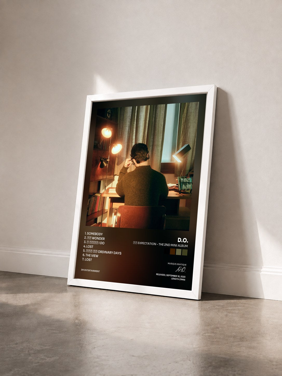 #blanc Tableau de l'album 기대 Expectation - The 2nd Mini Album de D.O. vu de trois quarts, cadre blanc