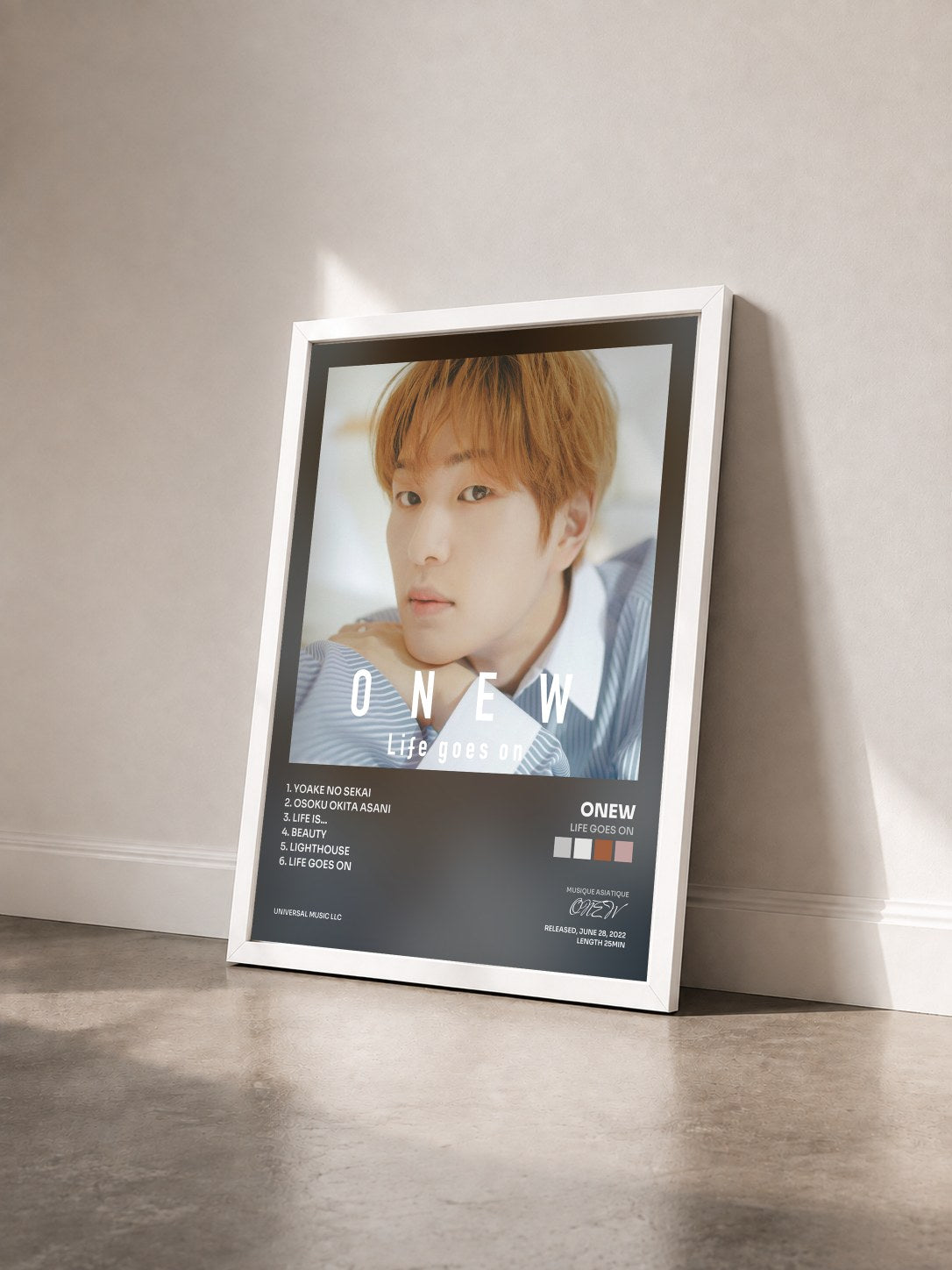 #blanc Tableau de l'album Life goes on de ONEW vu de trois quarts, cadre blanc