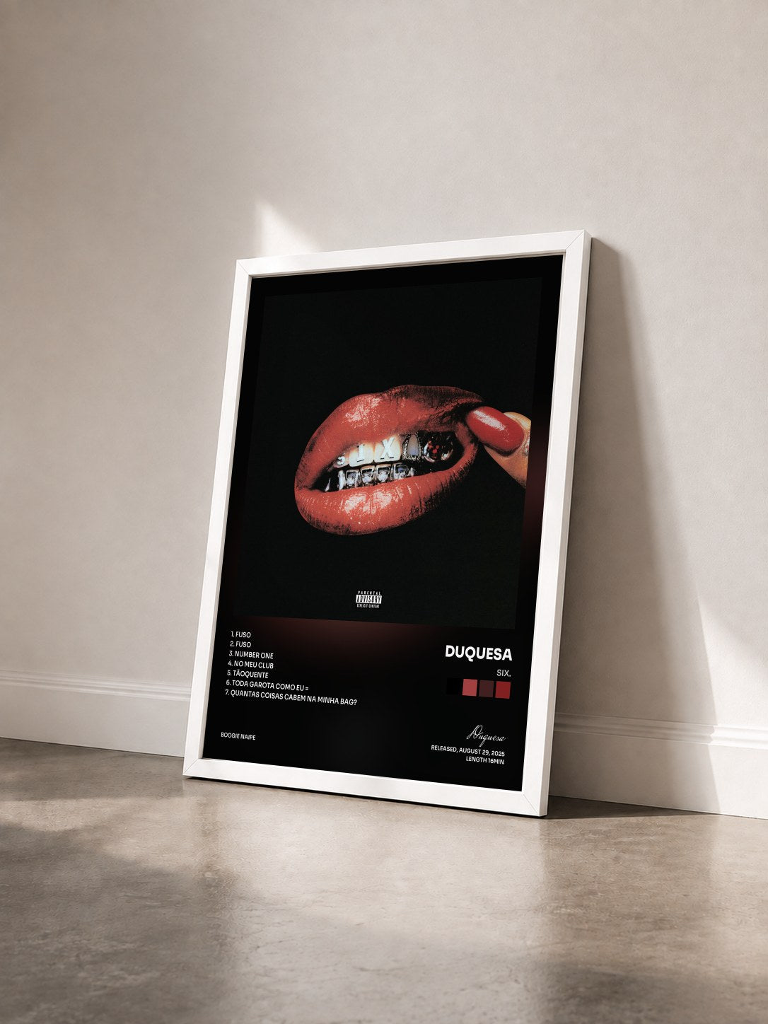#blanc Tableau de l'album SIX. de Duquesa vu de trois quarts, cadre blanc