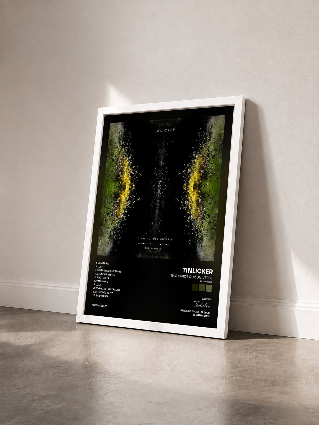 #blanc Tableau de l'album This Is Not Our Universe (The Remixes) de Tinlicker vu de trois quarts, cadre blanc