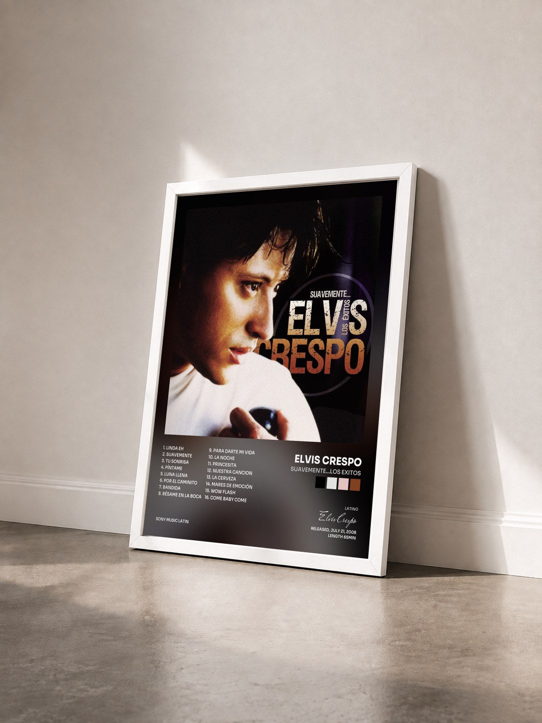 #blanc Tableau de l'album Suavemente...Los Exitos de Elvis Crespo vu de trois quarts, cadre blanc