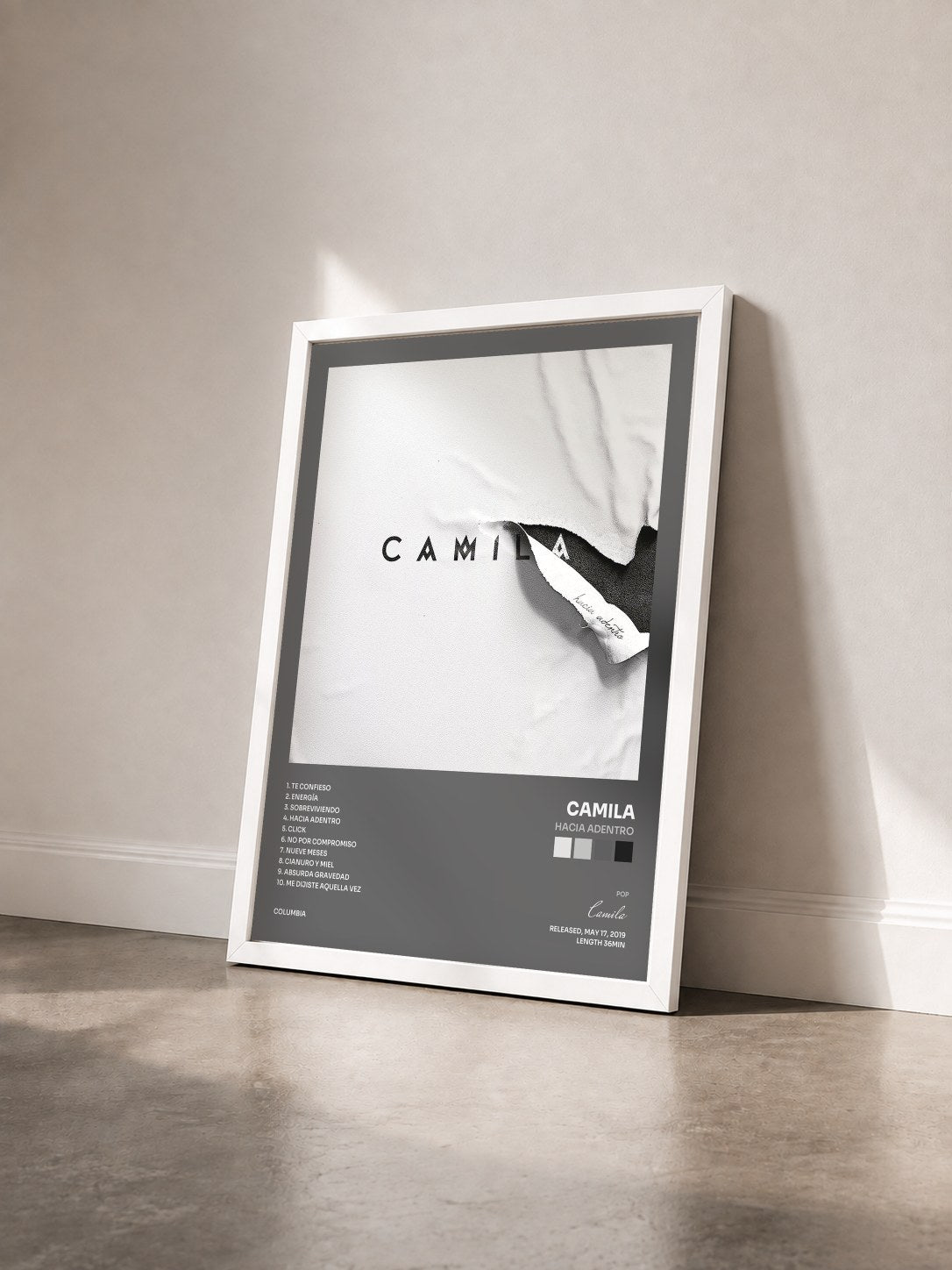 #blanc Tableau de l'album Hacia Adentro de Camila vu de trois quarts, cadre blanc