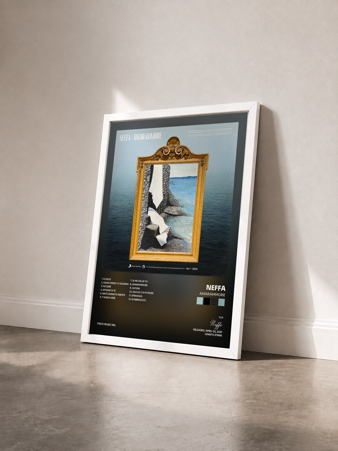 #blanc Tableau de l'album AmarAmmore de Neffa vu de trois quarts, cadre blanc
