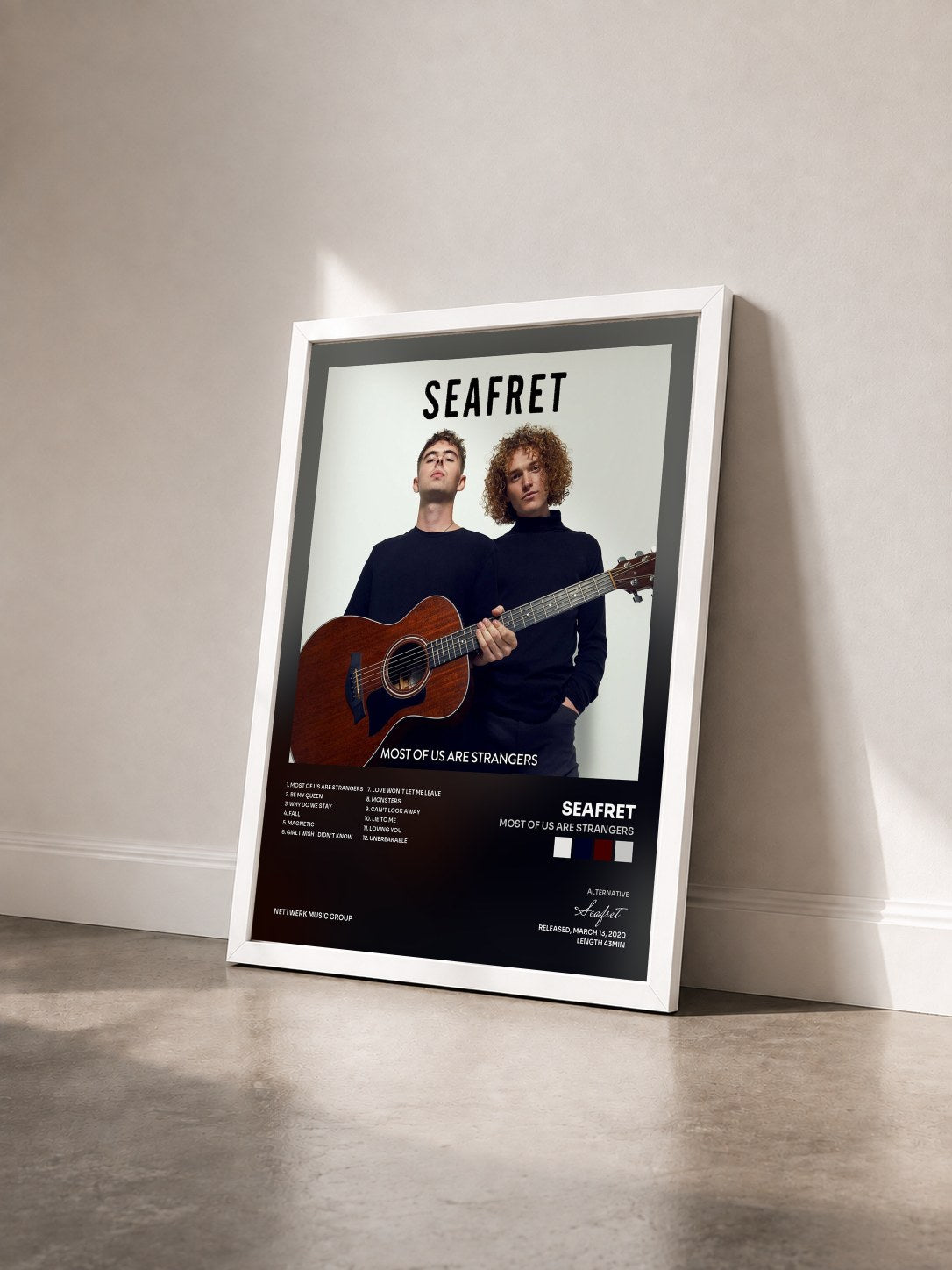 #blanc Tableau de l'album Most of Us Are Strangers de Seafret vu de trois quarts, cadre blanc