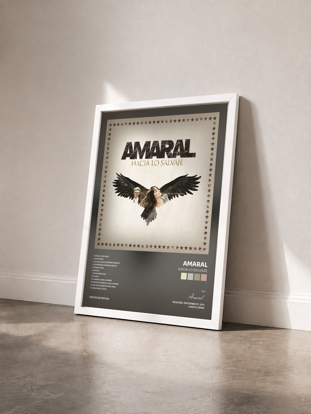 #blanc Tableau de l'album Hacia Lo Salvaje de Amaral vu de trois quarts, cadre blanc