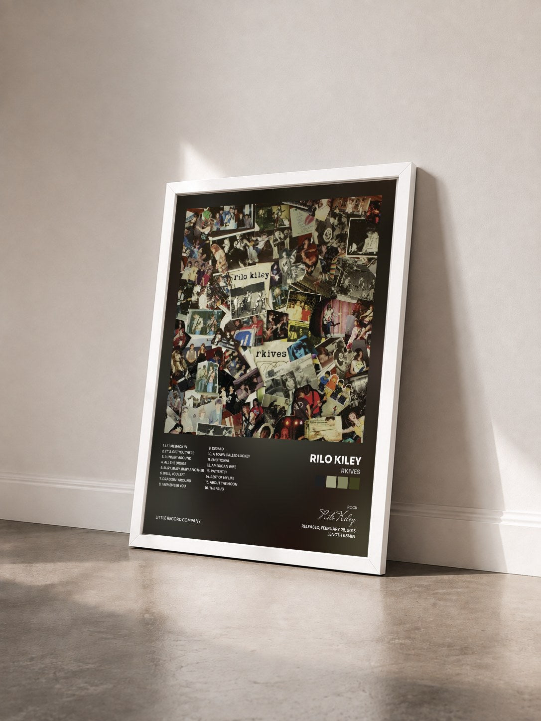 #blanc Tableau de l'album rkives de Rilo Kiley vu de trois quarts, cadre blanc