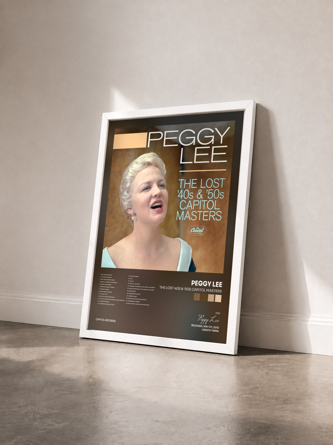 #blanc Tableau de l'album The Lost 40s & '50s Capitol Masters de Peggy Lee vu de trois quarts, cadre blanc