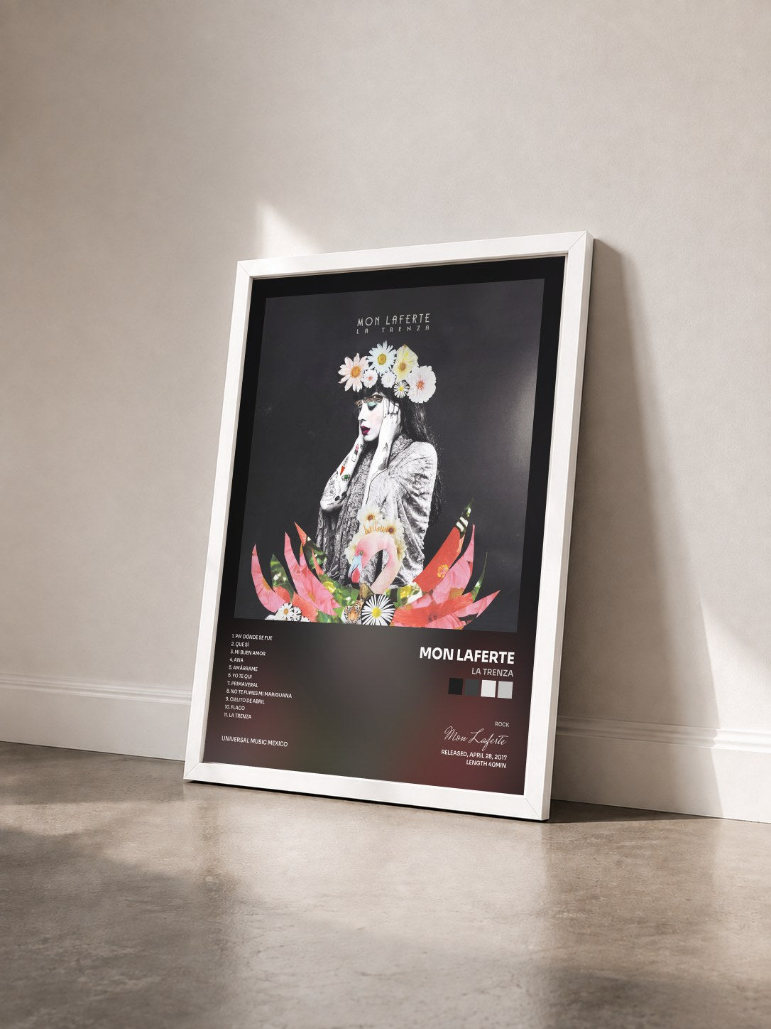 #blanc Tableau de l'album La Trenza de Mon Laferte vu de trois quarts, cadre blanc