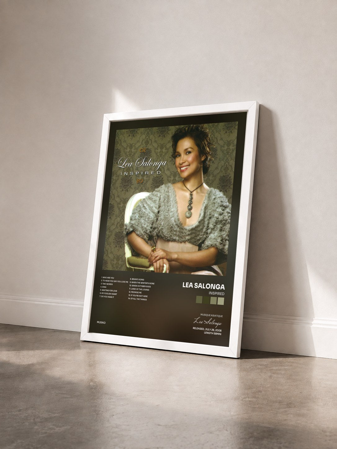 #blanc Tableau de l'album Inspired de Lea Salonga vu de trois quarts, cadre blanc