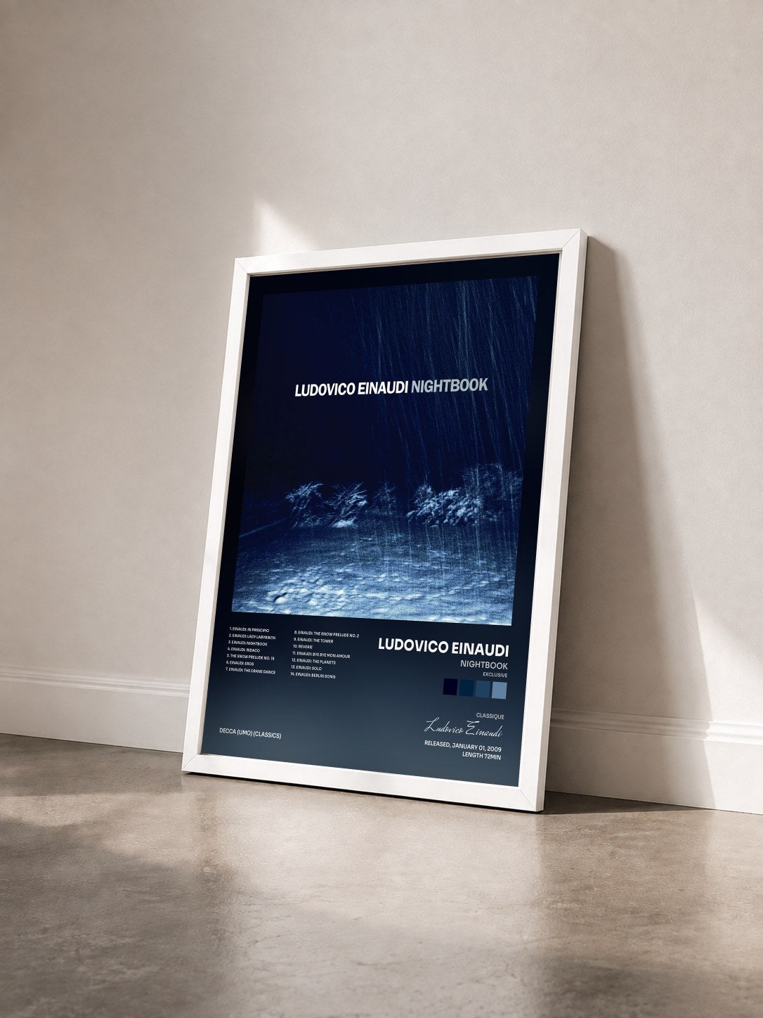 #blanc Tableau de l'album Nightbook (Exclusive) de Ludovico Einaudi vu de trois quarts, cadre blanc