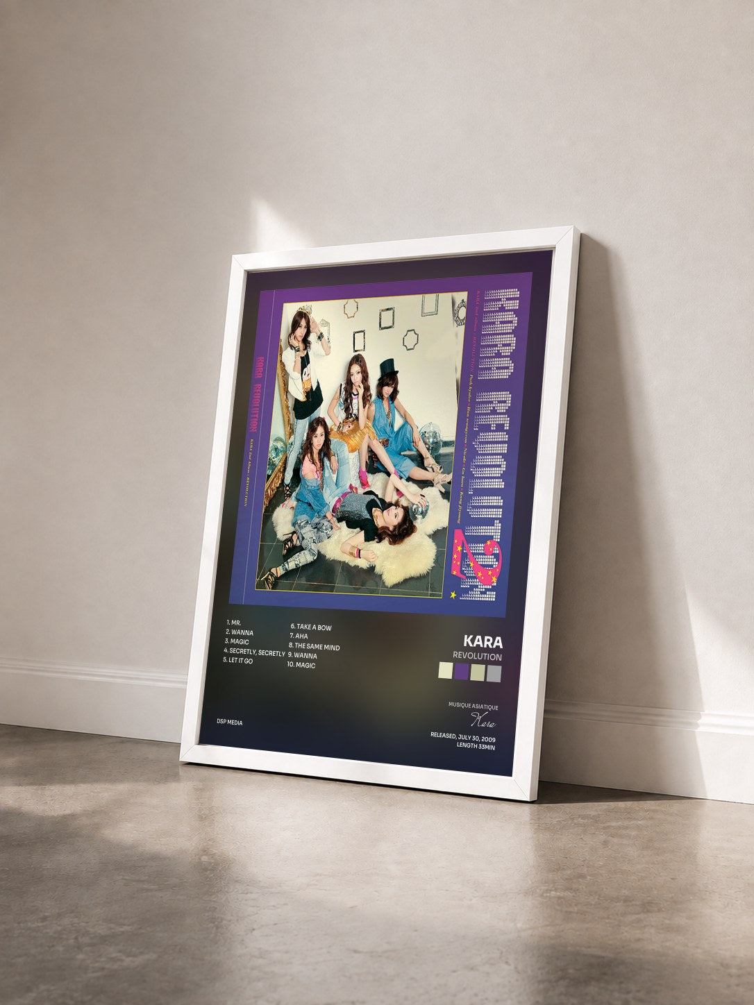#blanc Tableau de l'album Revolution de Kara vu de trois quarts, cadre blanc