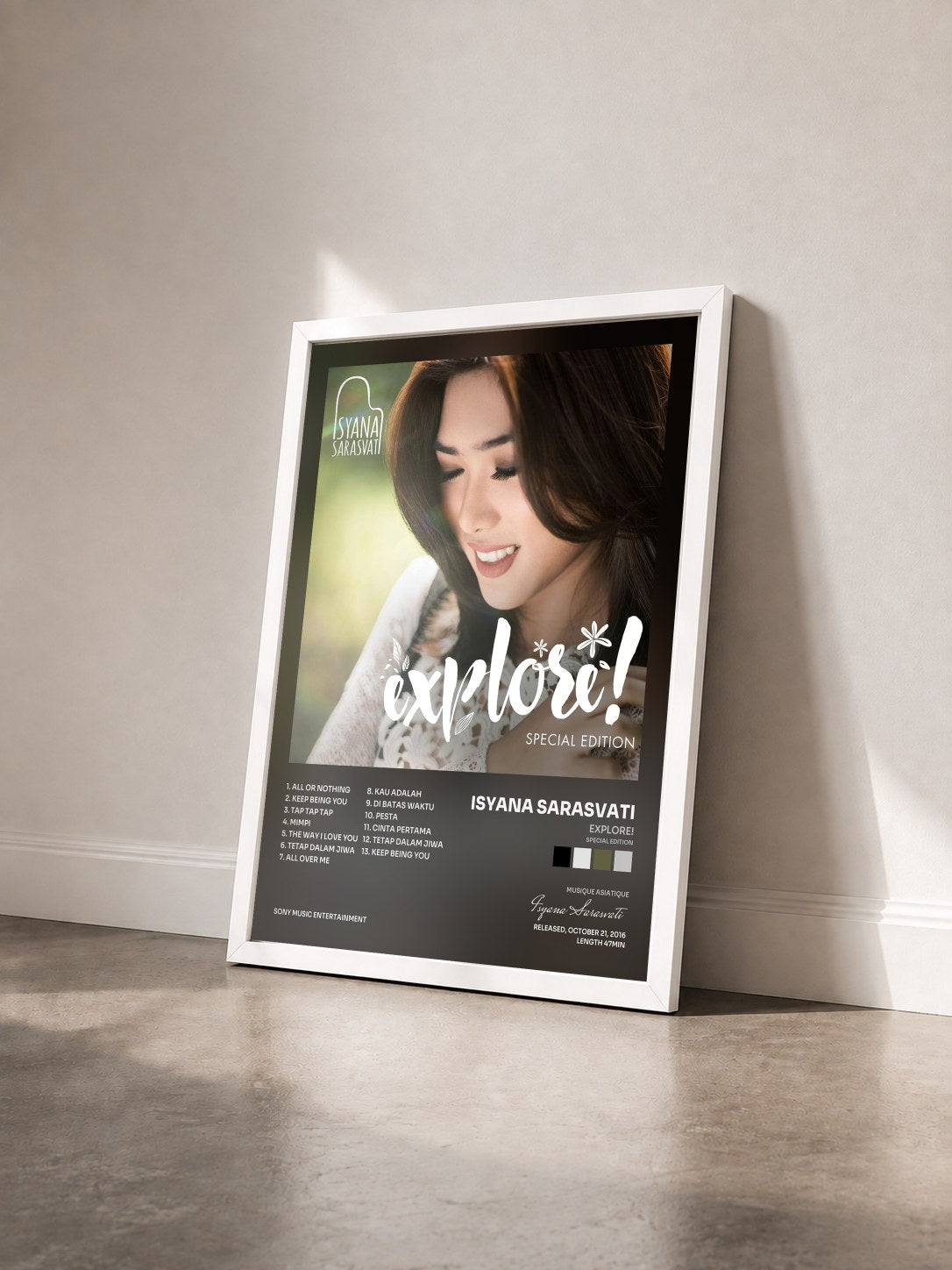 #blanc Tableau de l'album EXPLORE! (Special Edition) de Isyana Sarasvati vu de trois quarts, cadre blanc