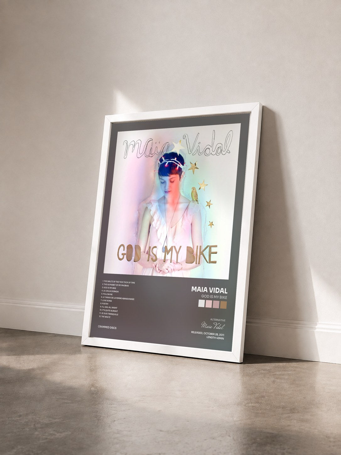 #blanc Tableau de l'album God Is My Bike de Maia Vidal vu de trois quarts, cadre blanc