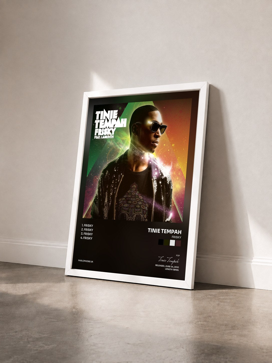 #blanc Tableau de l'album Frisky de Tinie Tempah vu de trois quarts, cadre blanc
