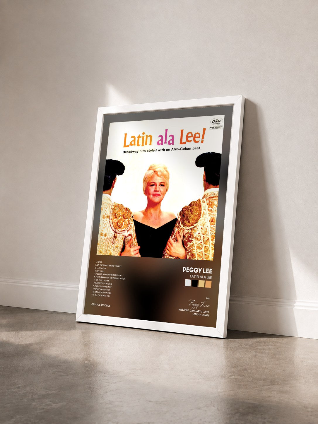 #blanc Tableau de l'album Latin Ala Lee de Peggy Lee vu de trois quarts, cadre blanc