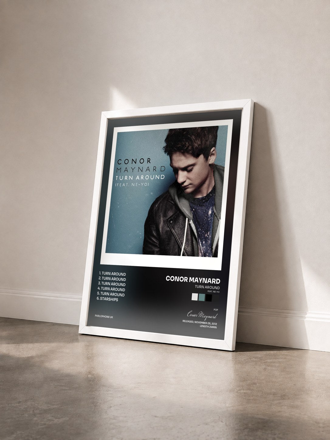 #blanc Tableau de l'album Turn Around (feat. Ne-Yo) de Conor Maynard vu de trois quarts, cadre blanc