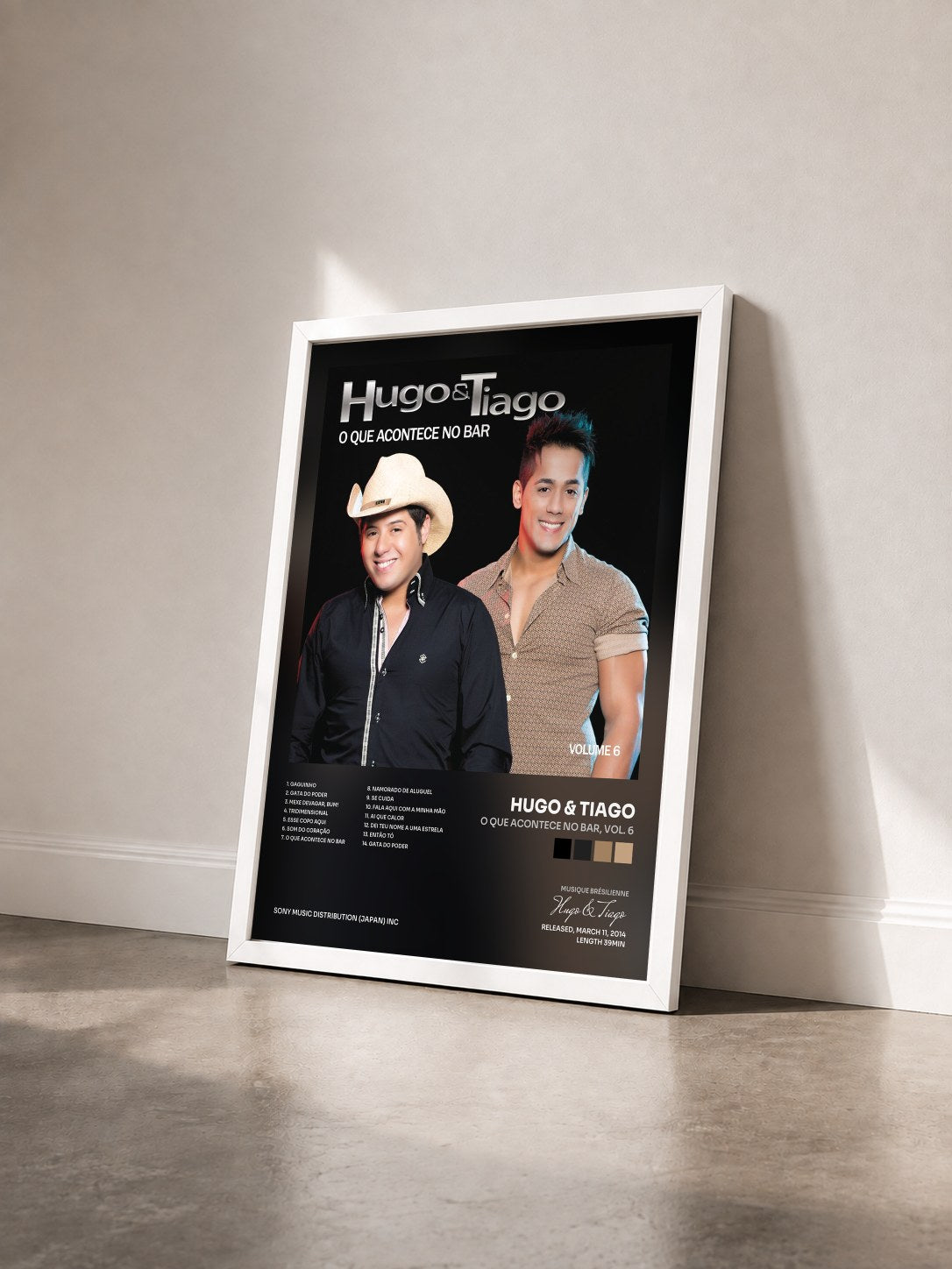 #blanc Tableau de l'album O Que Acontece no Bar, Vol. 6 de Hugo & Tiago vu de trois quarts, cadre blanc