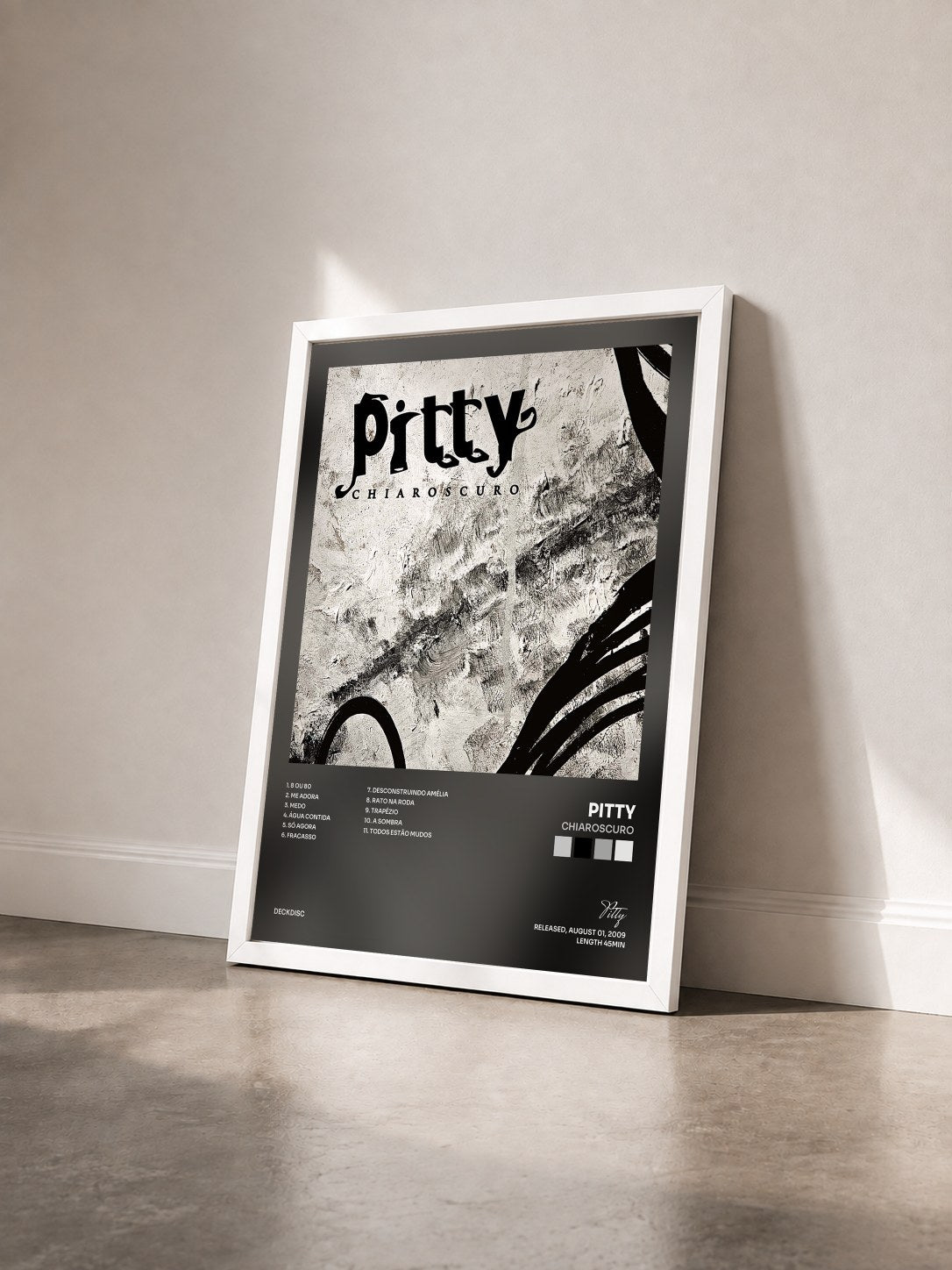 #blanc Tableau de l'album Chiaroscuro de Pitty vu de trois quarts, cadre blanc