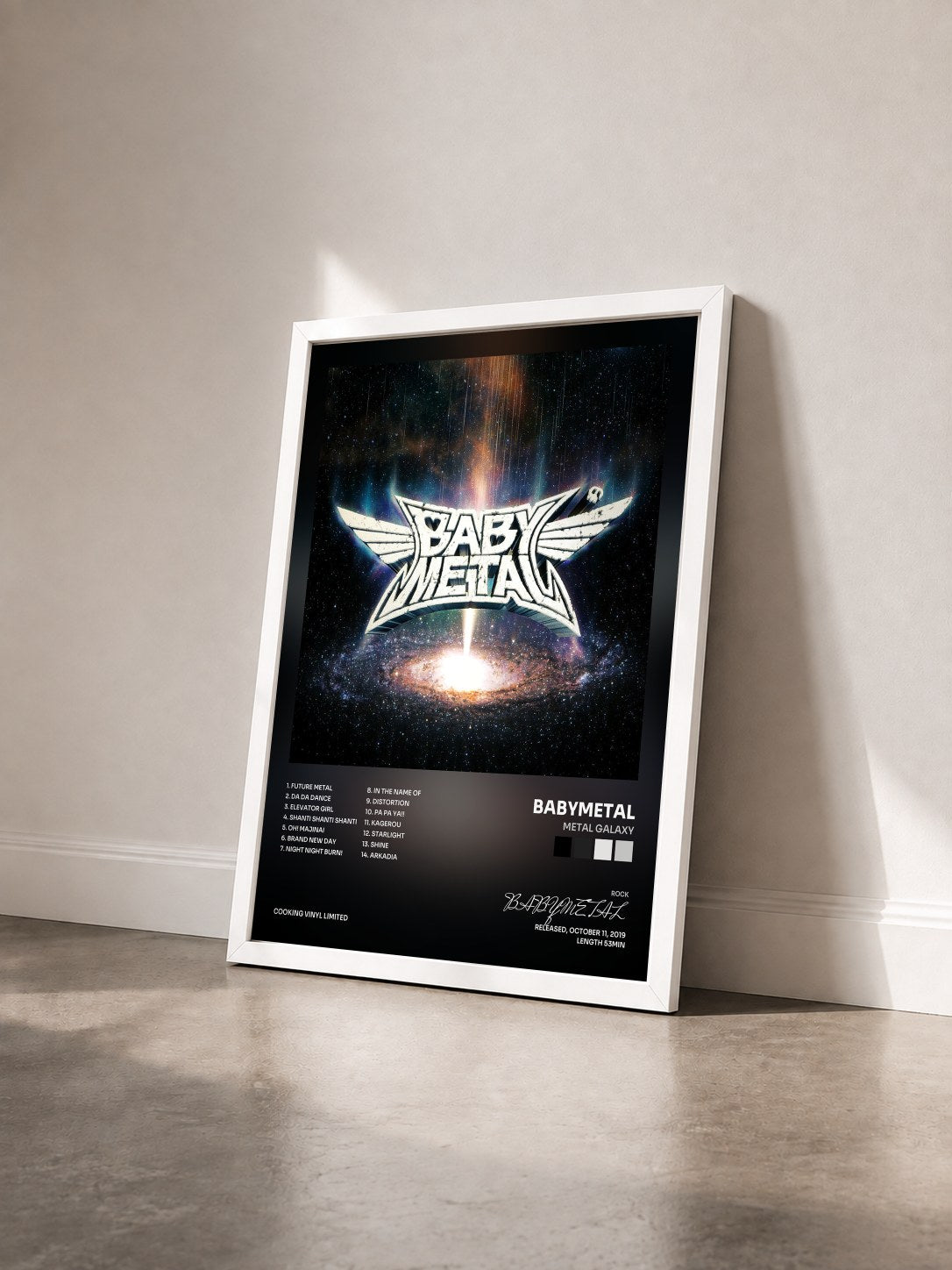 #blanc Tableau de l'album METAL GALAXY de BABYMETAL vu de trois quarts, cadre blanc