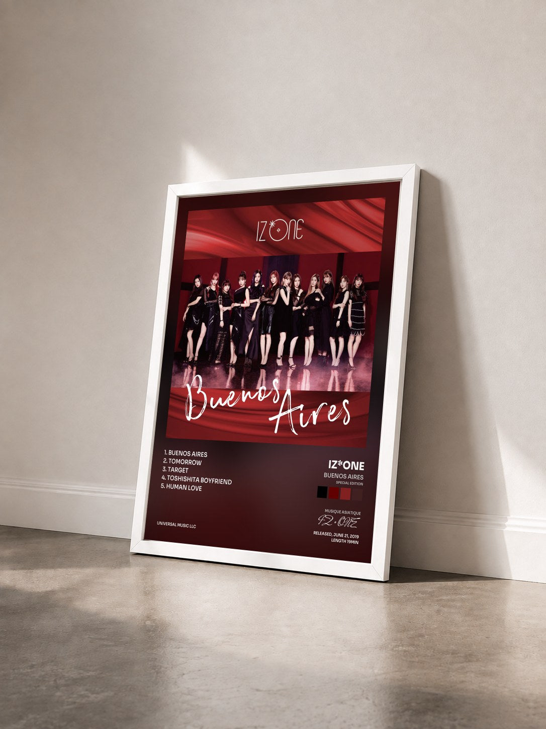 #blanc Tableau de l'album Buenos Aires (Special Edition) de IZ*ONE vu de trois quarts, cadre blanc