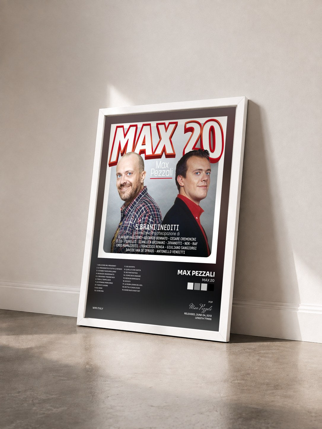 #blanc Tableau de l'album MAX 20 de Max Pezzali vu de trois quarts, cadre blanc