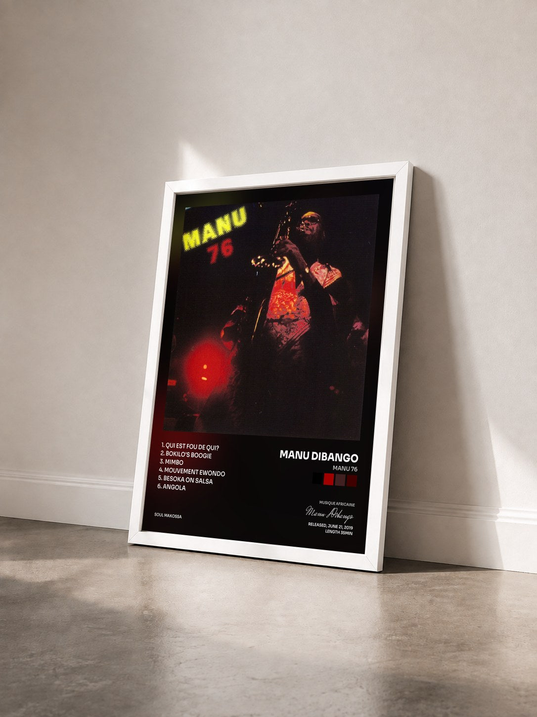 #blanc Tableau de l'album Manu 76 de Manu Dibango vu de trois quarts, cadre blanc