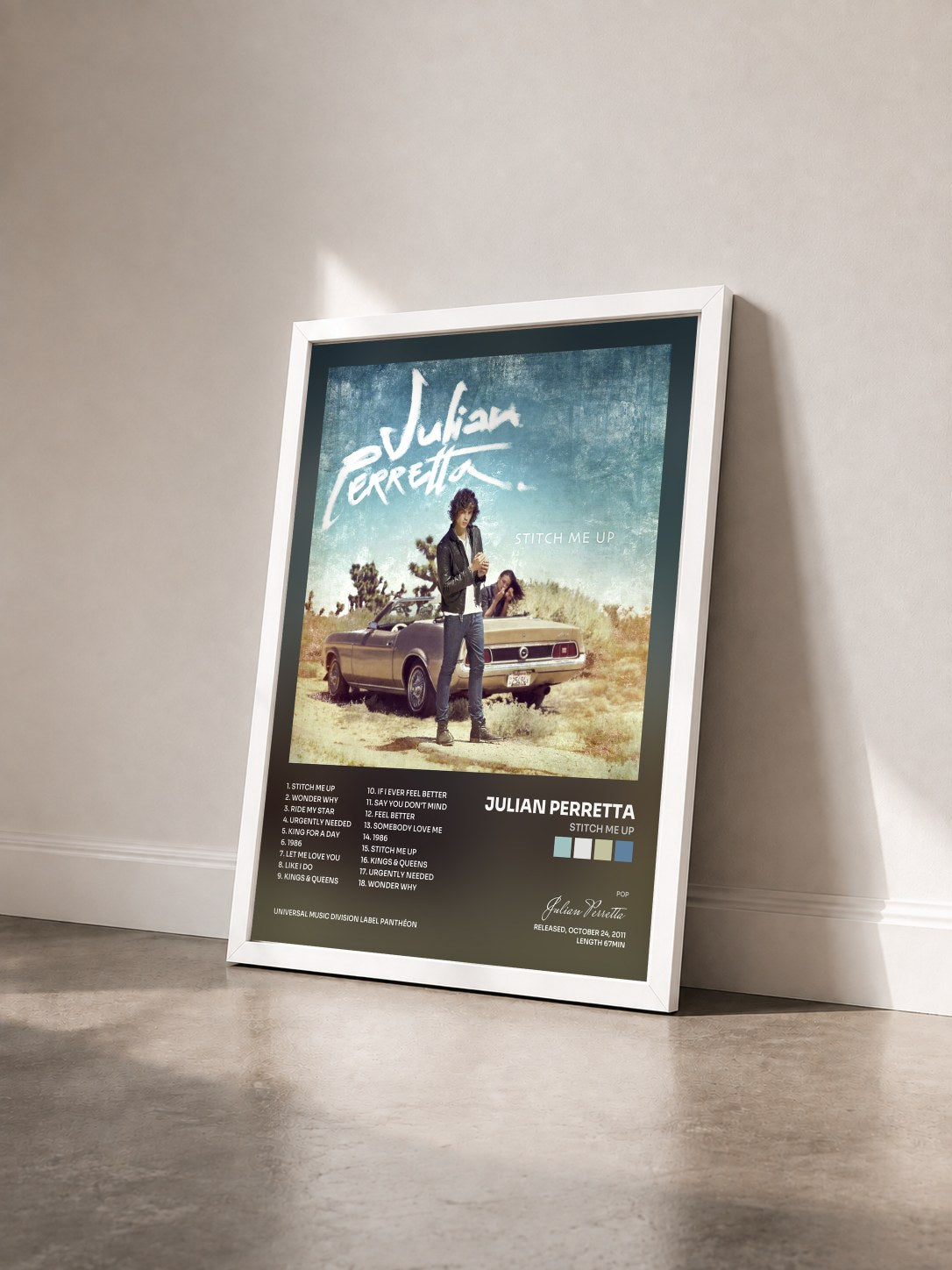 #blanc Tableau de l'album Stitch Me Up de Julian Perretta vu de trois quarts, cadre blanc