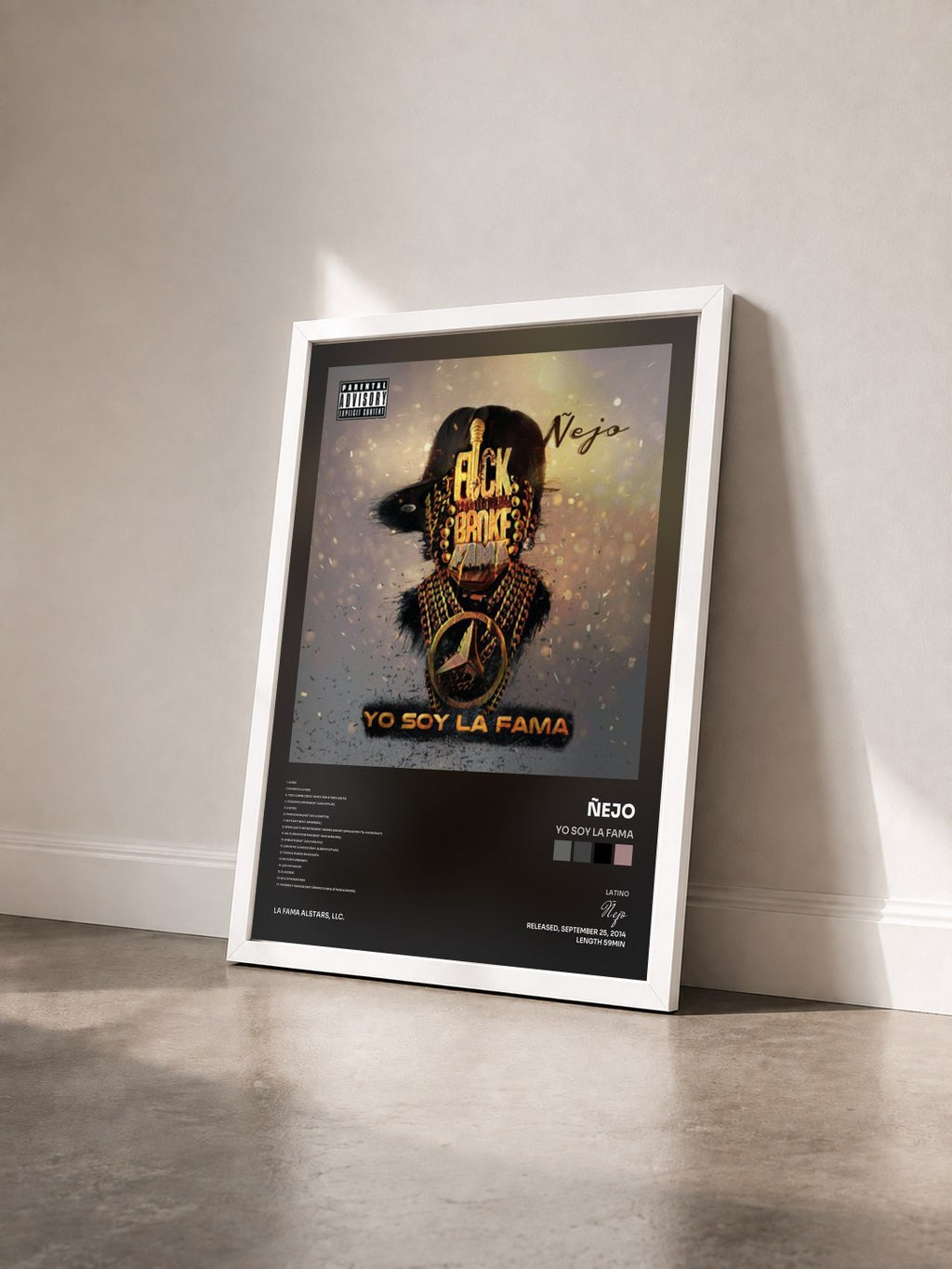 #blanc Tableau de l'album Yo Soy la Fama de Ñejo vu de trois quarts, cadre blanc