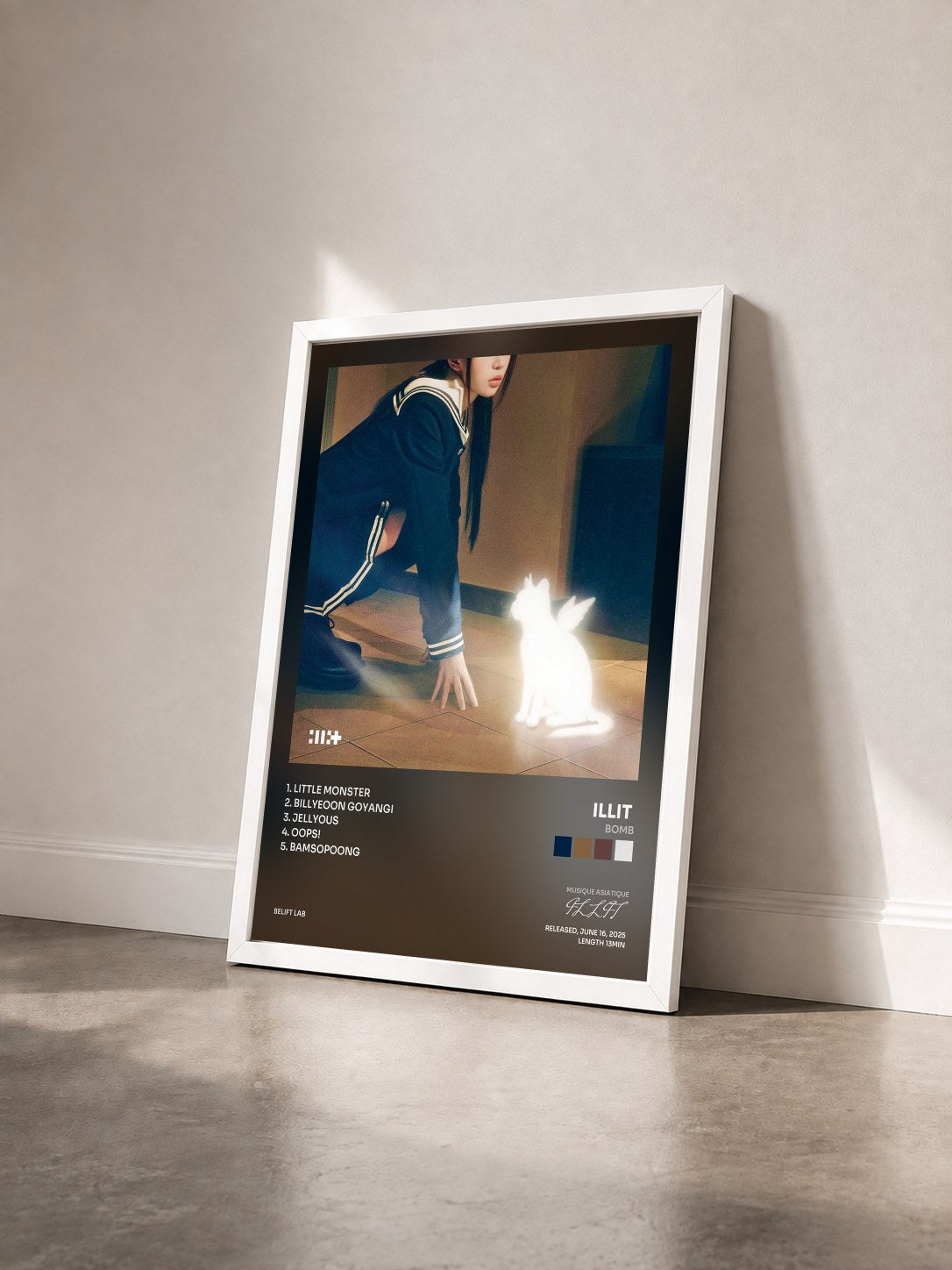 #blanc Tableau de l'album bomb de ILLIT  vu de trois quarts, cadre blanc