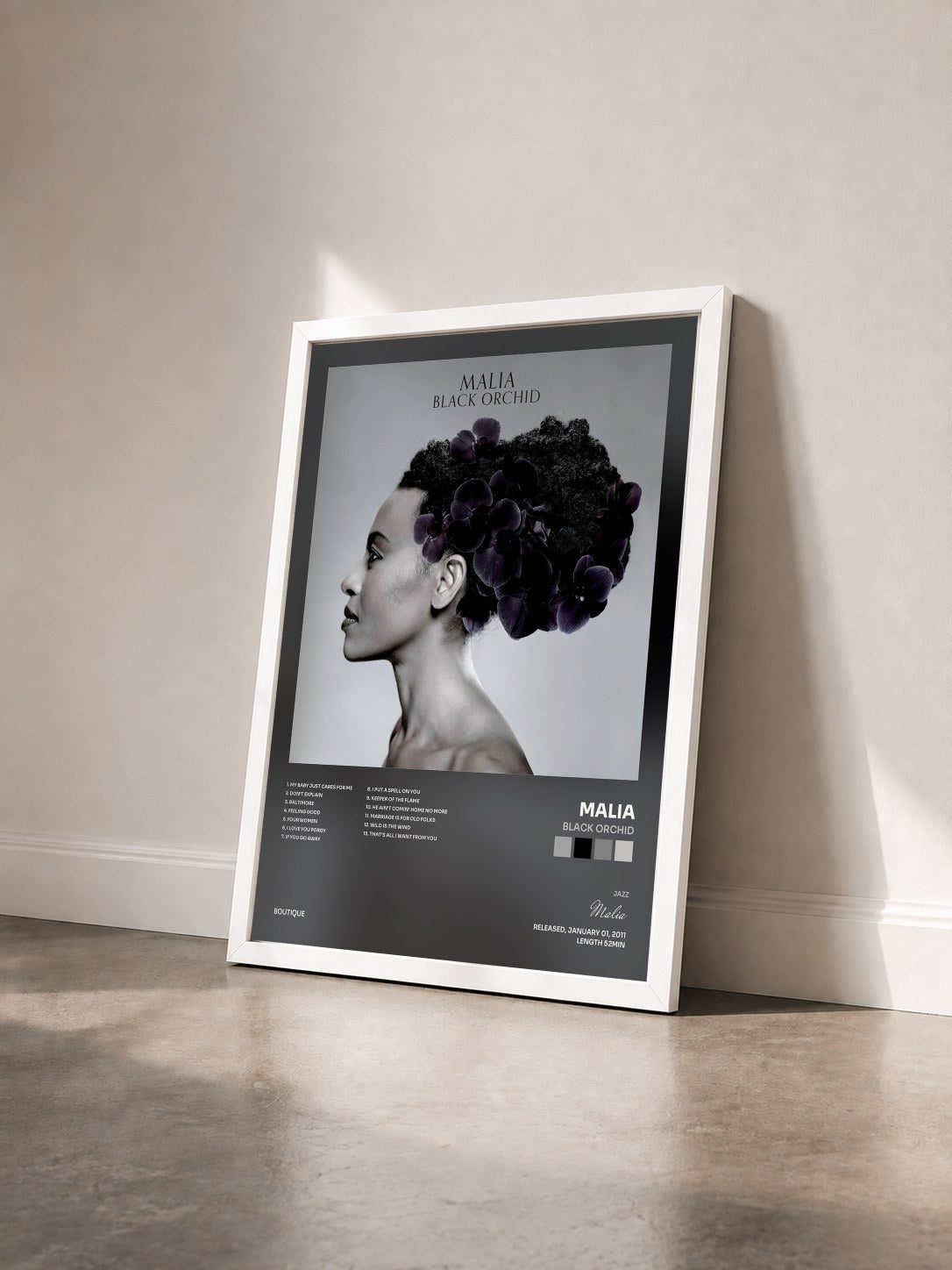 #blanc Tableau de l'album Black Orchid de Malia vu de trois quarts, cadre blanc