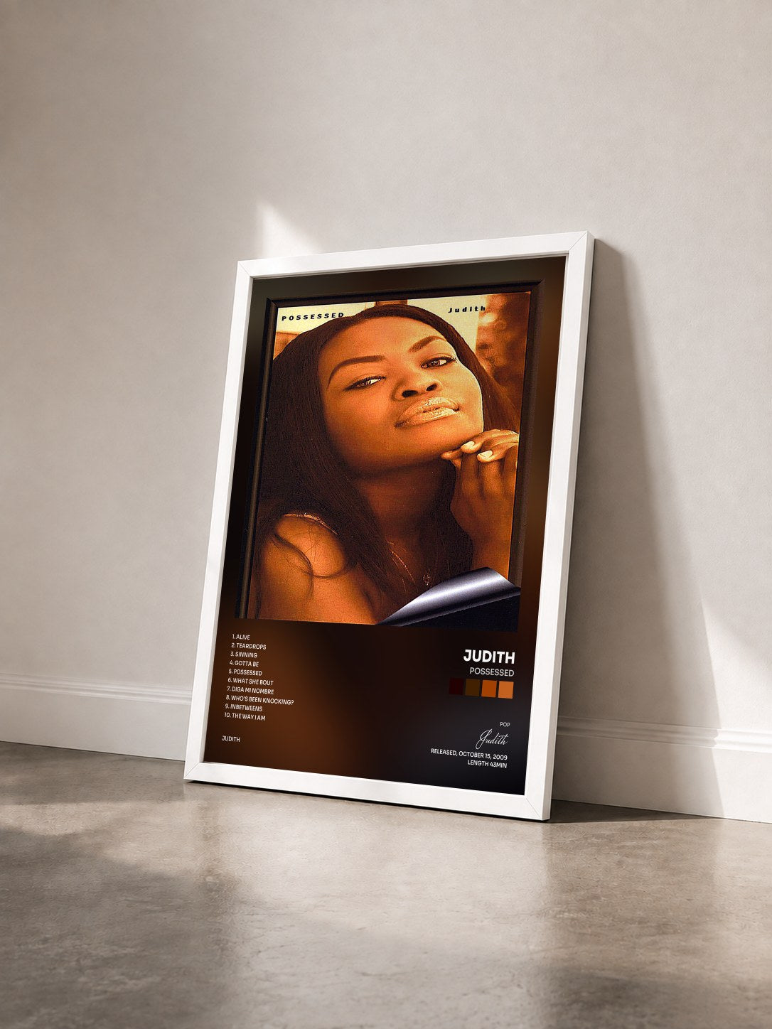 #blanc Tableau de l'album Possessed de Judith vu de trois quarts, cadre blanc
