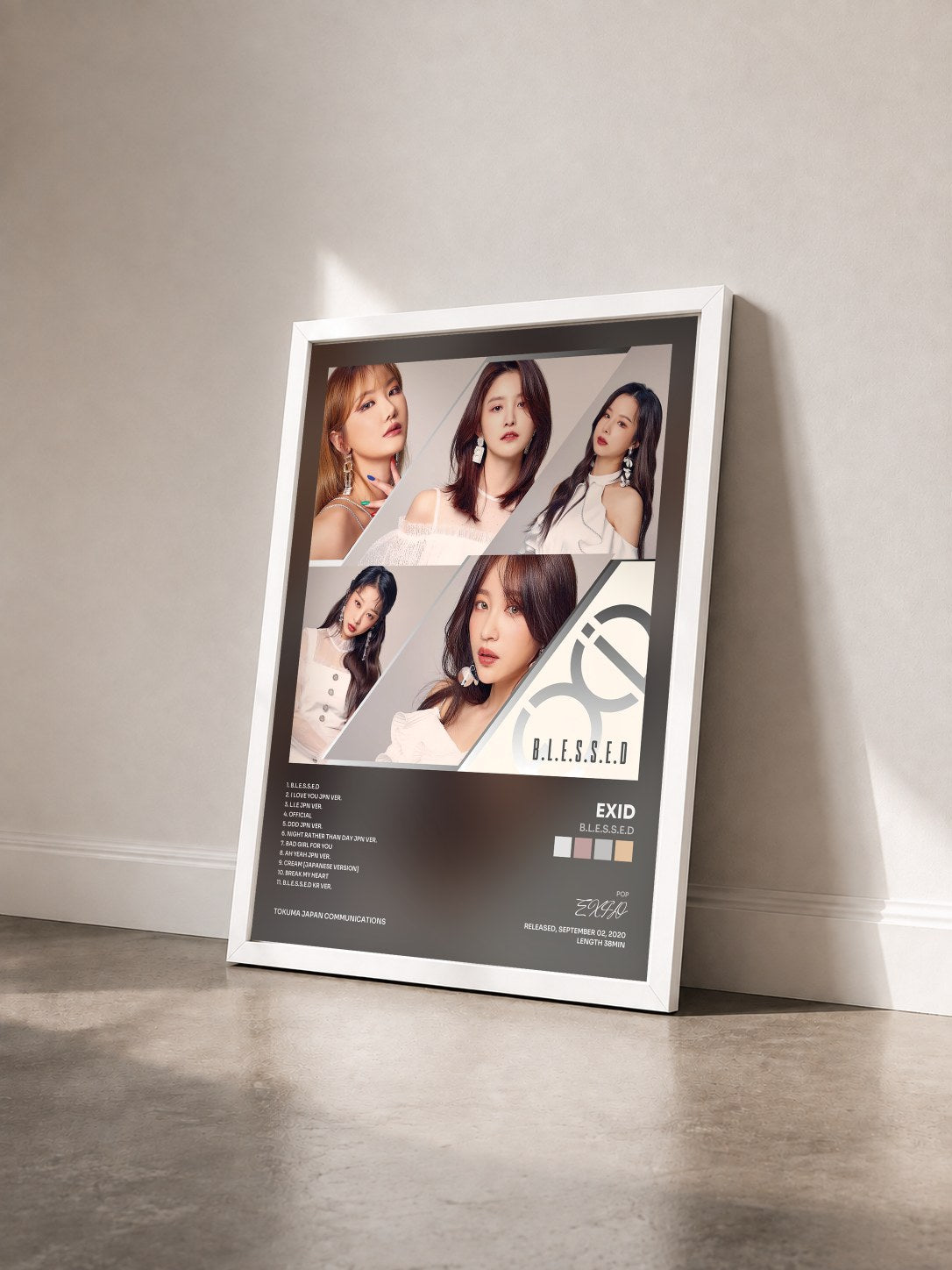 #blanc Tableau de l'album B.L.E.S.S.E.D de EXID vu de trois quarts, cadre blanc