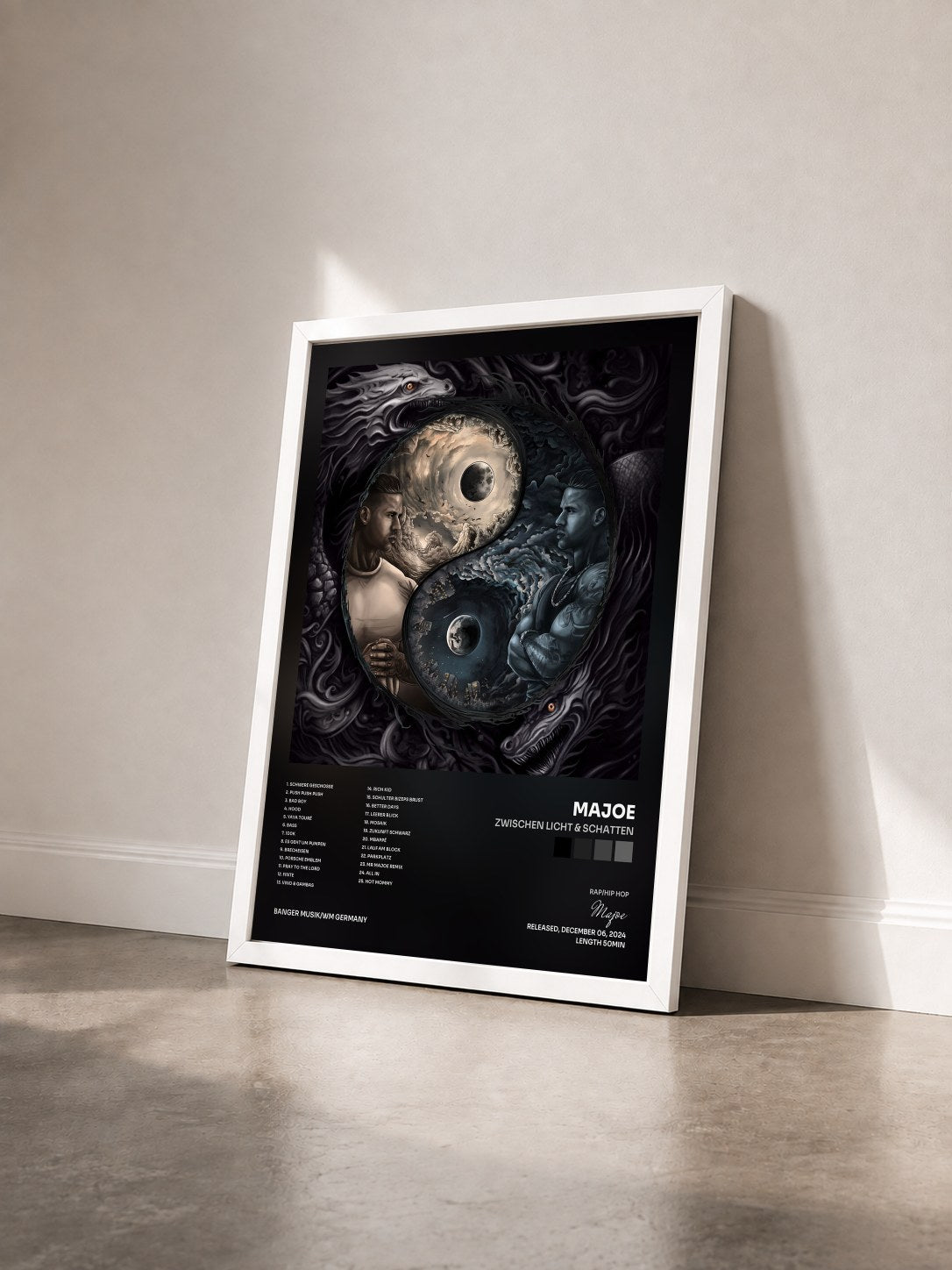 #blanc Tableau de l'album ZWISCHEN LICHT & SCHATTEN de Majoe vu de trois quarts, cadre blanc