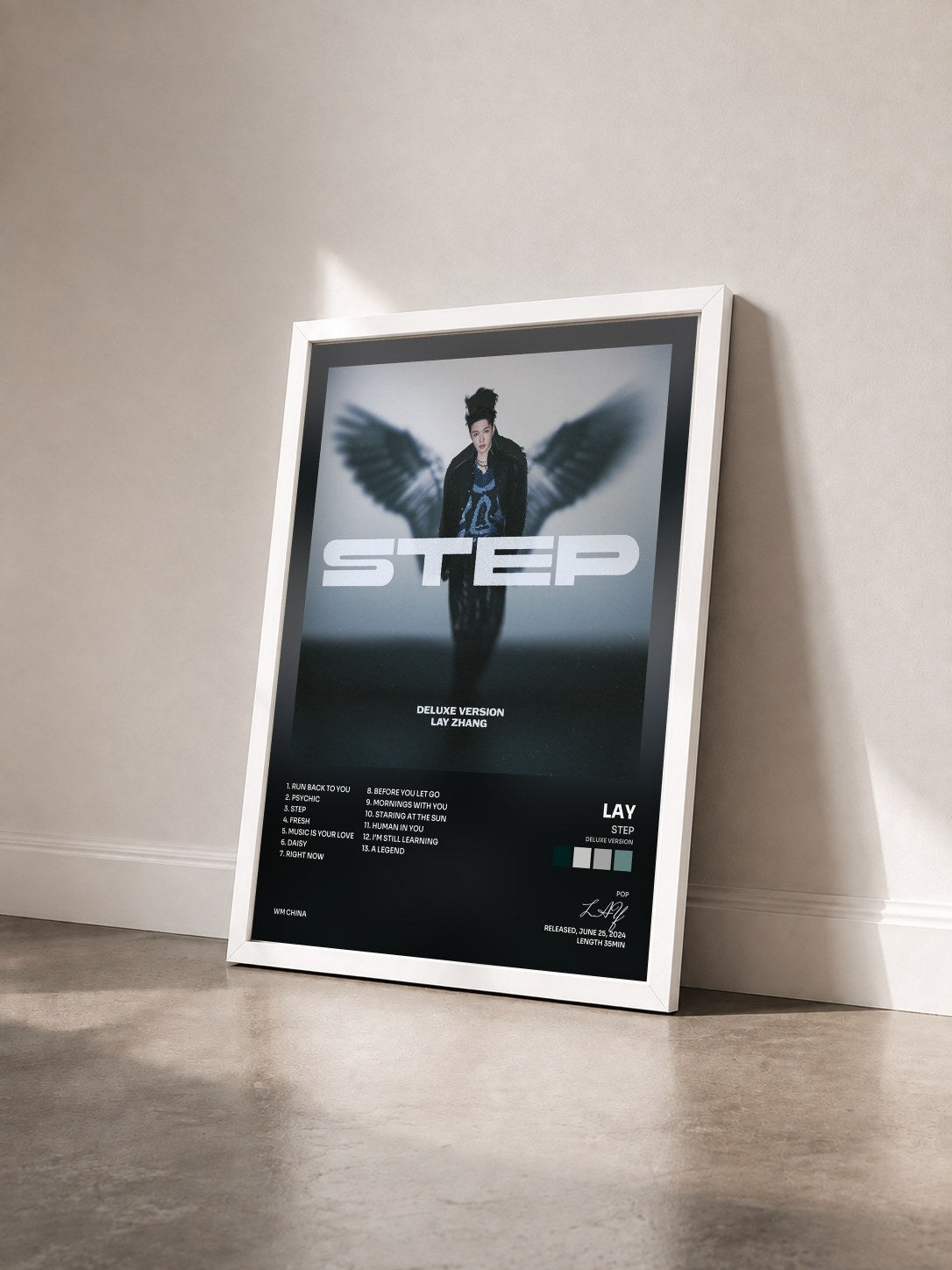 #blanc Tableau de l'album STEP (Deluxe Version) de LAY vu de trois quarts, cadre blanc