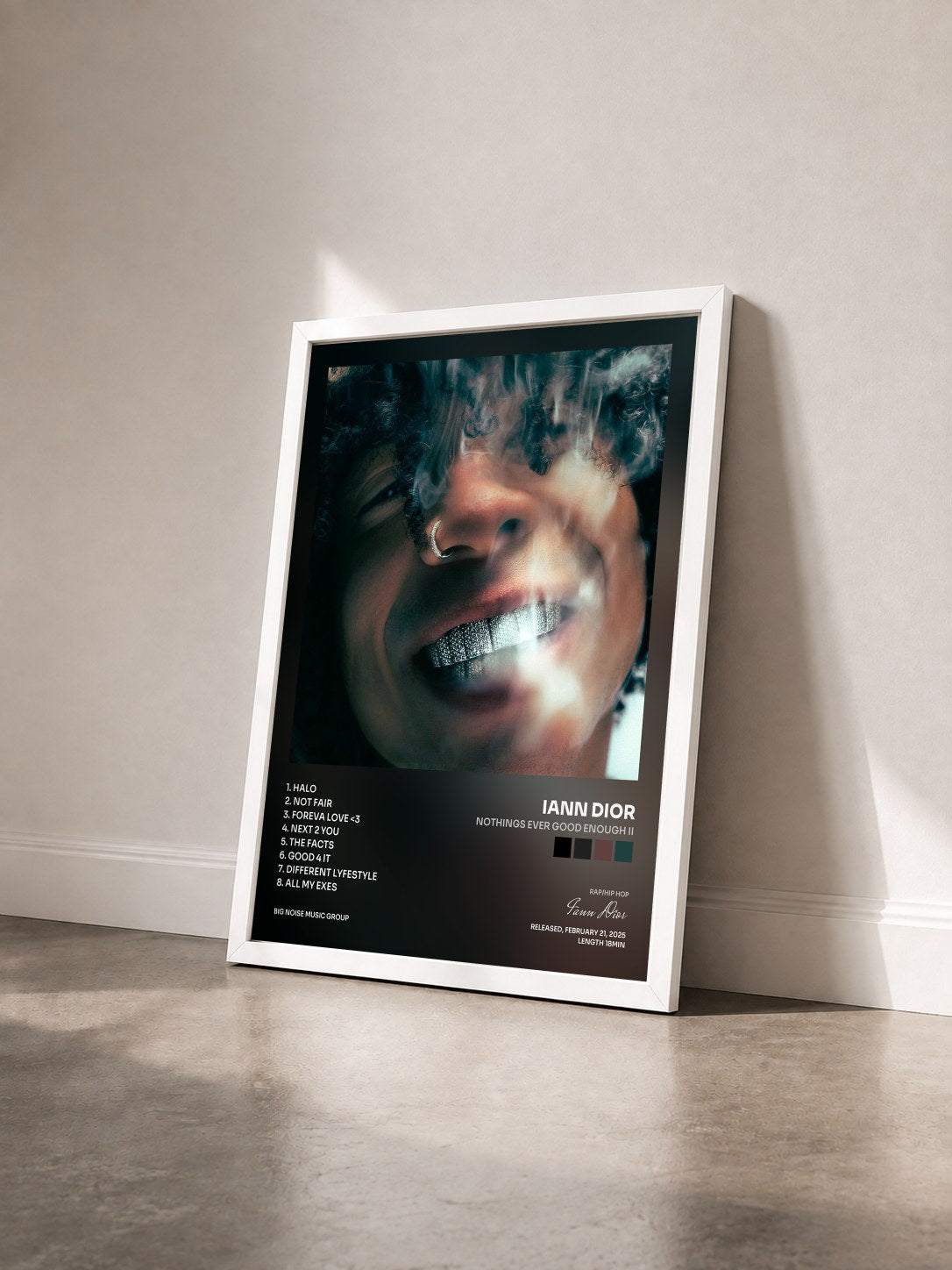 #blanc Tableau de l'album Nothings Ever Good Enough II de Iann Dior vu de trois quarts, cadre blanc