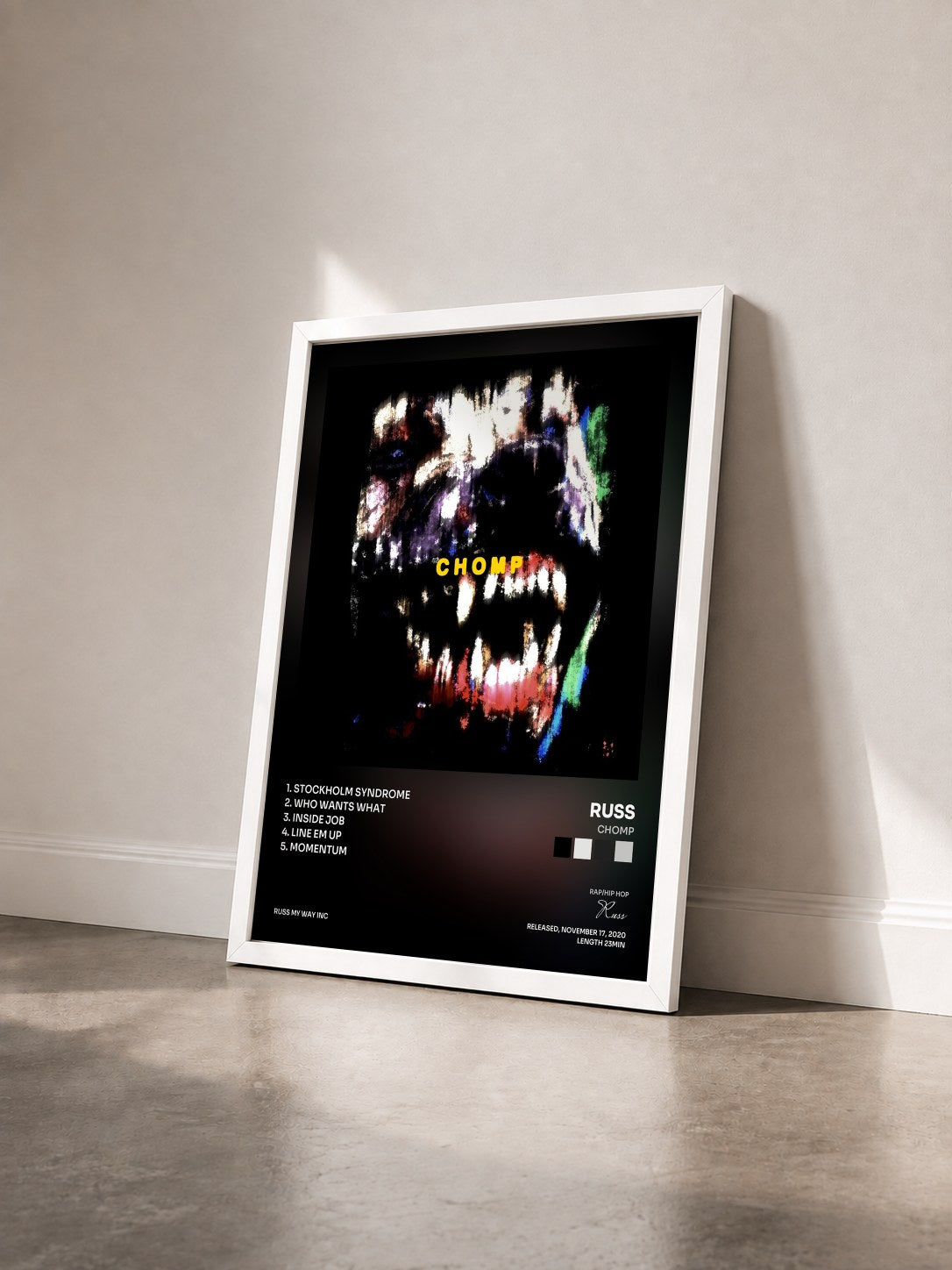 #blanc Tableau de l'album CHOMP de Russ vu de trois quarts, cadre blanc