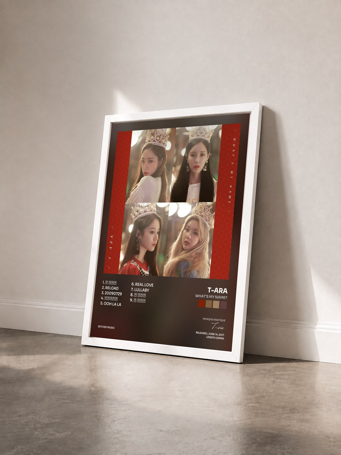 #blanc Tableau de l'album What's my name? de T-ara vu de trois quarts, cadre blanc