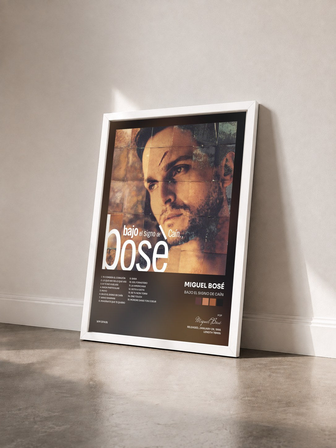 #blanc Tableau de l'album Bajo El Signo De Caín de Miguel Bosé vu de trois quarts, cadre blanc