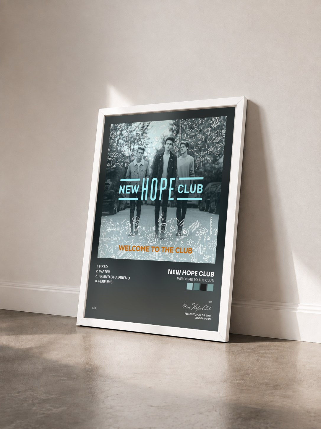 #blanc Tableau de l'album Welcome To The Club de New Hope Club vu de trois quarts, cadre blanc