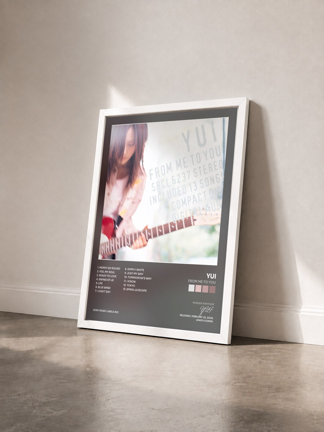 #blanc Tableau de l'album FROM ME TO YOU de YUI vu de trois quarts, cadre blanc