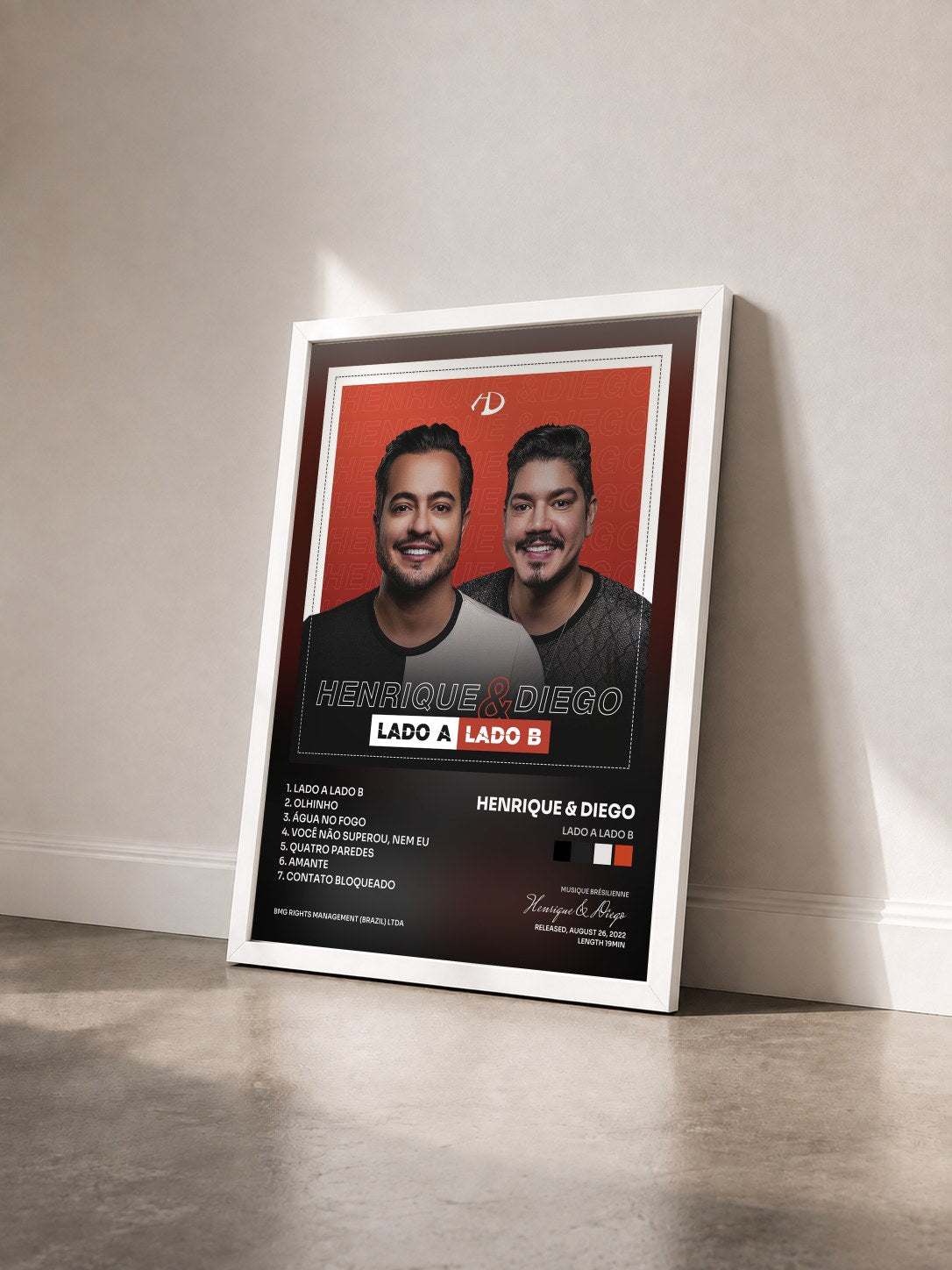 #blanc Tableau de l'album Lado A Lado B de Henrique & Diego vu de trois quarts, cadre blanc