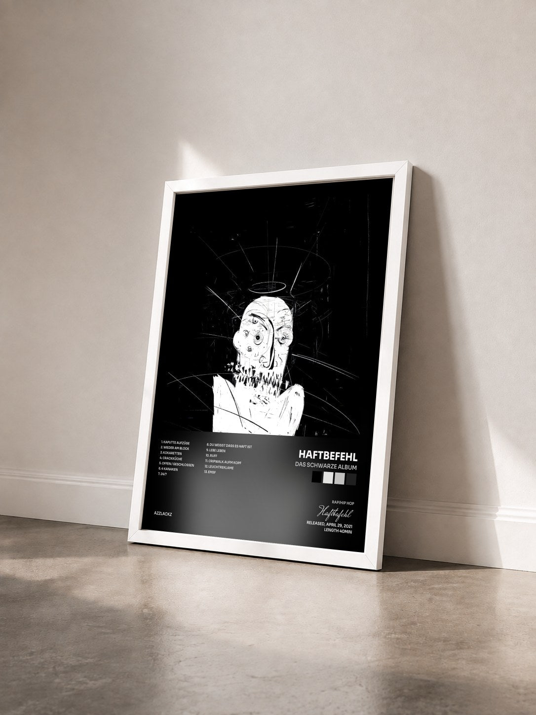 #blanc Tableau de l'album Das schwarze Album de Haftbefehl vu de trois quarts, cadre blanc