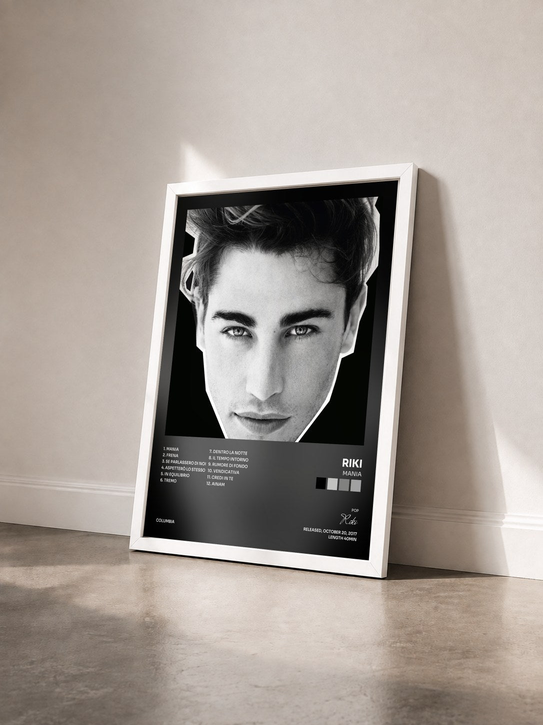 #blanc Tableau de l'album MANIA de Riki vu de trois quarts, cadre blanc