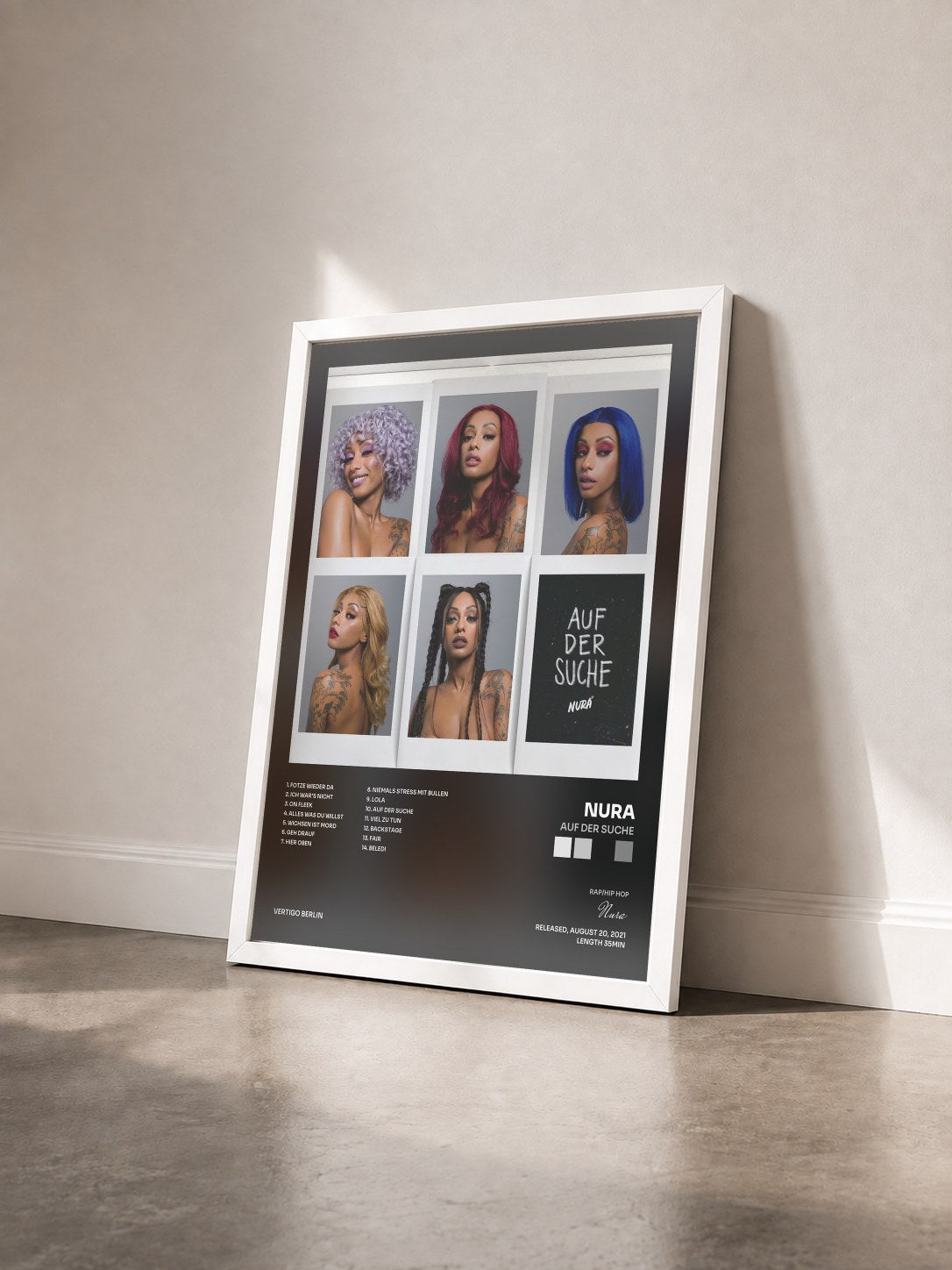 #blanc Tableau de l'album Auf der Suche de Nura vu de trois quarts, cadre blanc