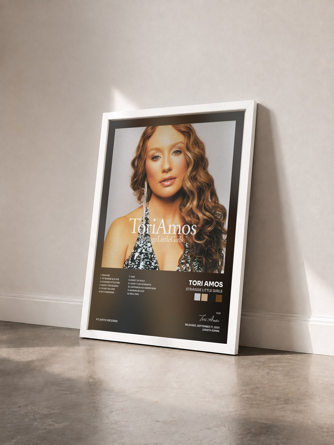 #blanc Tableau de l'album Strange Little Girls de Tori Amos vu de trois quarts, cadre blanc