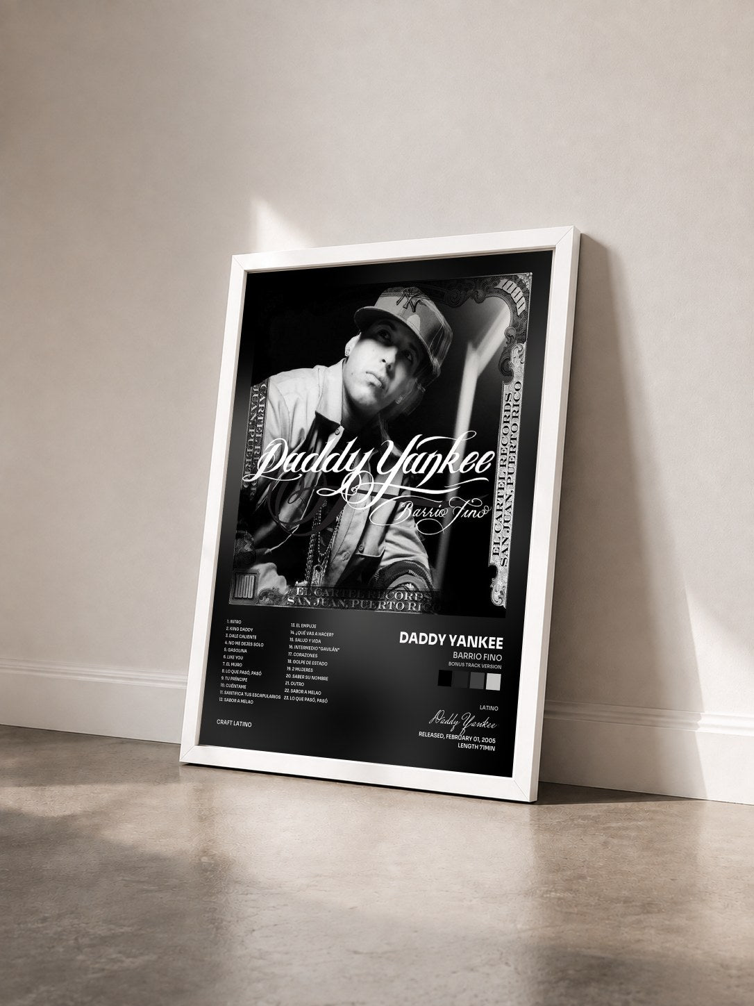 #blanc Tableau de l'album Barrio Fino (Bonus Track Version) de Daddy Yankee vu de trois quarts, cadre blanc