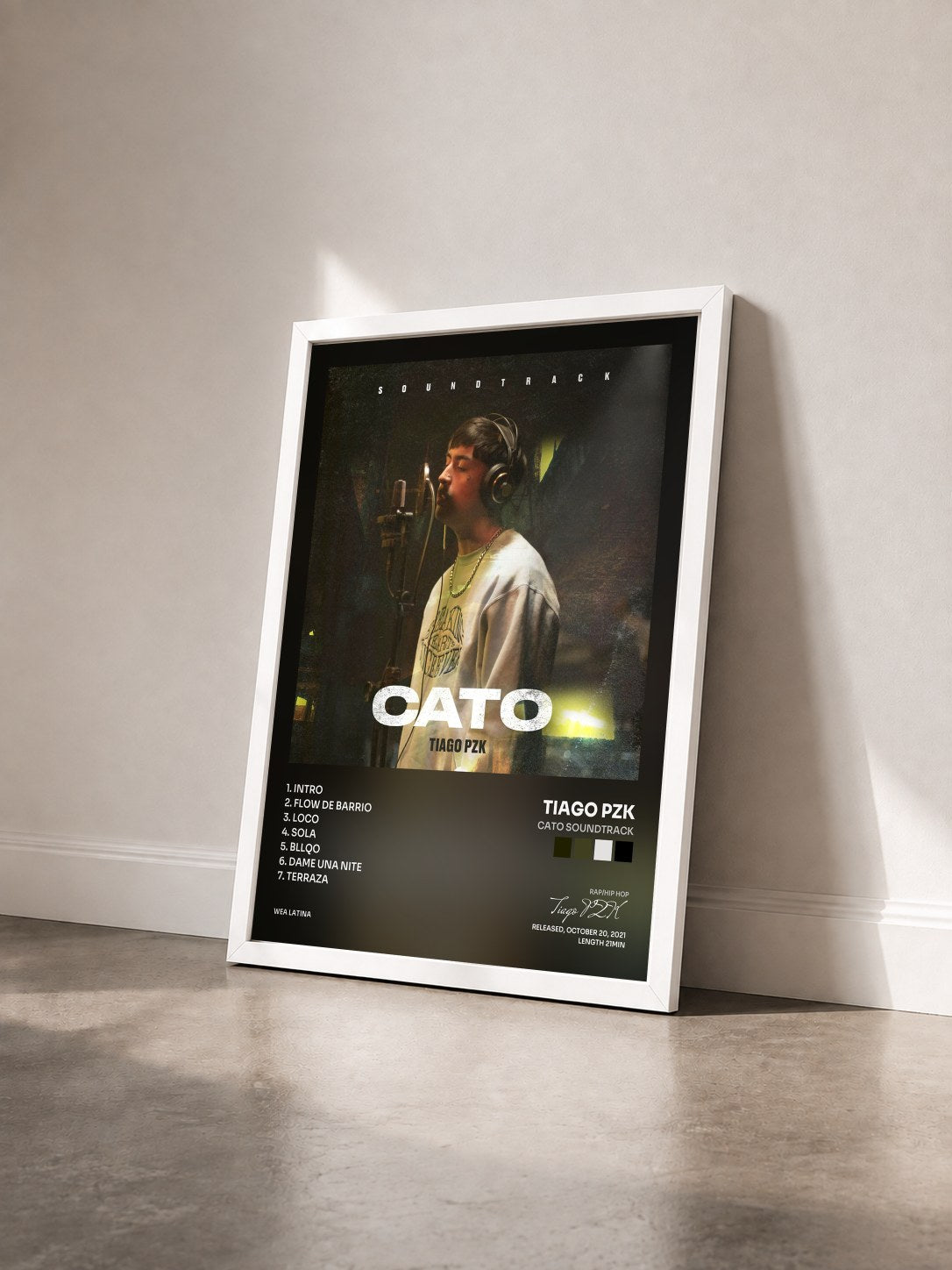 #blanc Tableau de l'album CATO SOUNDTRACK de Tiago PZK vu de trois quarts, cadre blanc