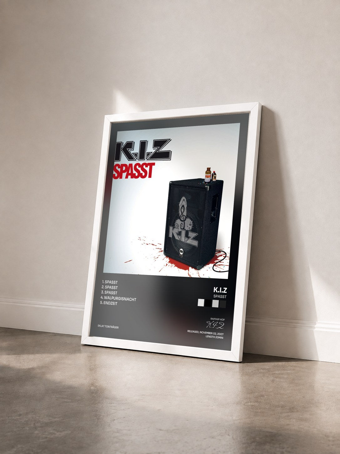 #blanc Tableau de l'album Spasst de K.I.Z vu de trois quarts, cadre blanc