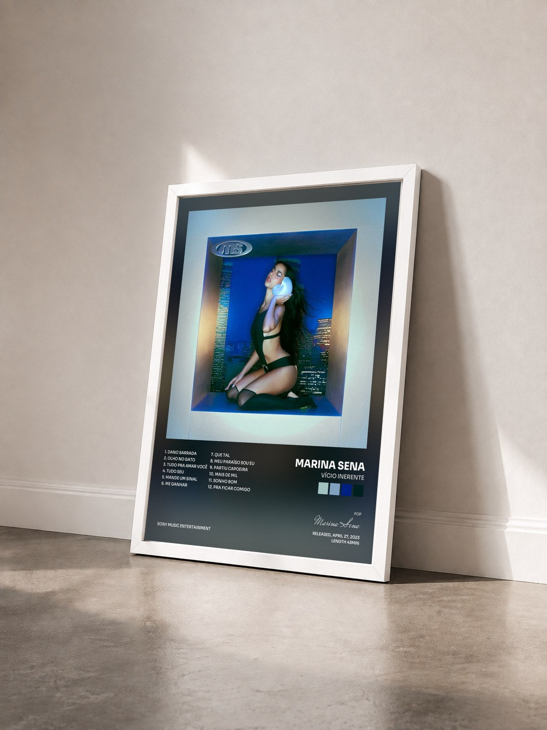 #blanc Tableau de l'album Vício Inerente de Marina Sena vu de trois quarts, cadre blanc