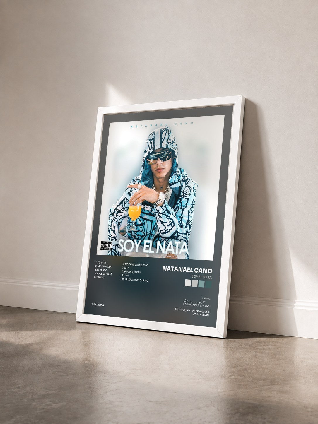 #blanc Tableau de l'album Soy El Nata de Natanael Cano vu de trois quarts, cadre blanc
